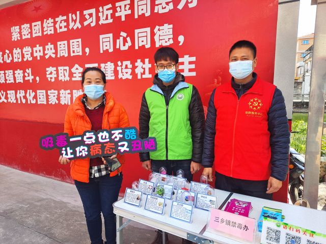 居委會工作人員、居民與禁毒社工合影.jpg
