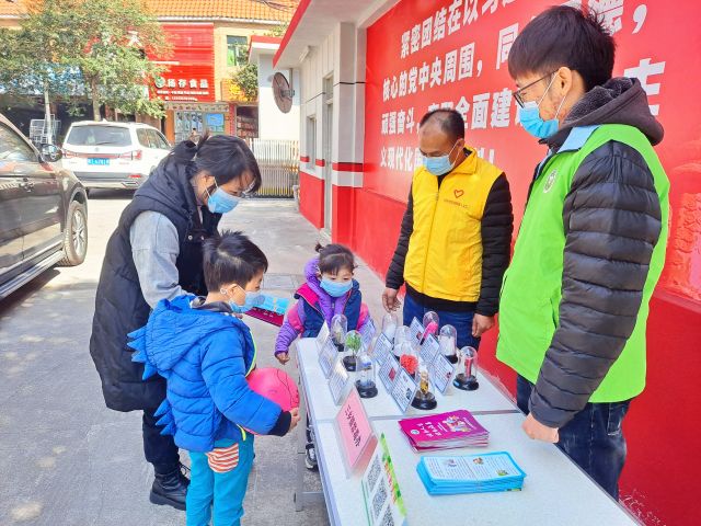 圩仔居民在宣傳攤位前駐足觀看、了解仿真毒品.jpg
