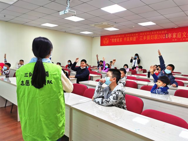青少年學生踴躍舉手參與禁毒知識問答.jpg