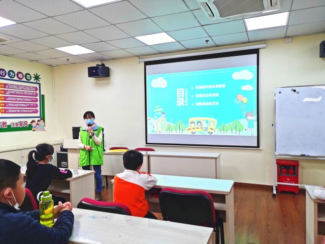 禁毒社工在向青少年學生講解禁毒知識.jpg
