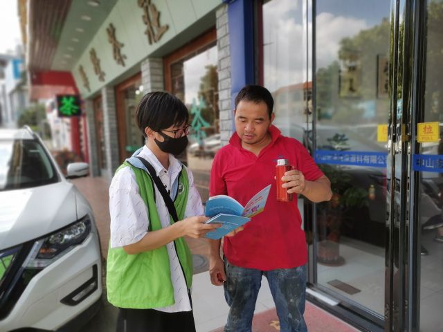 三鄉(xiāng)鎮(zhèn)開展“禁毒宣傳入商鋪，全民健康我守護(hù)”親子禁毒宣傳活動(dòng)圖片4.jpg