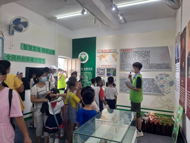 三鄉(xiāng)鎮(zhèn)開展“拒絕毒品，你我同行“禁毒教育基地參觀活動照片1.jpg