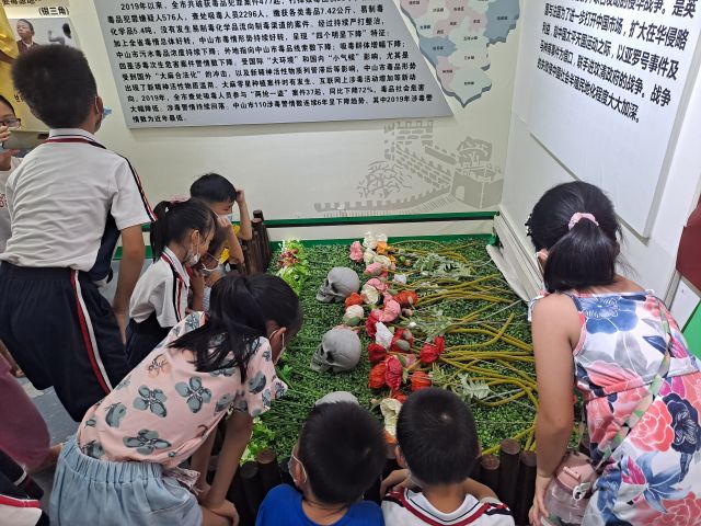 三鄉(xiāng)鎮(zhèn)開展“拒絕毒品，你我同行“禁毒教育基地參觀活動照片2.jpg