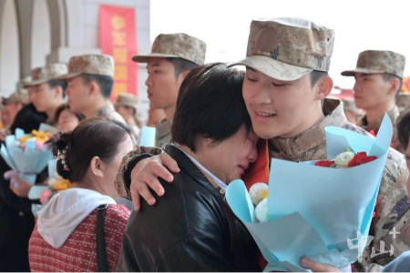 戎裝加身踏征程，中山歡送數(shù)百名新兵赴軍營(yíng)